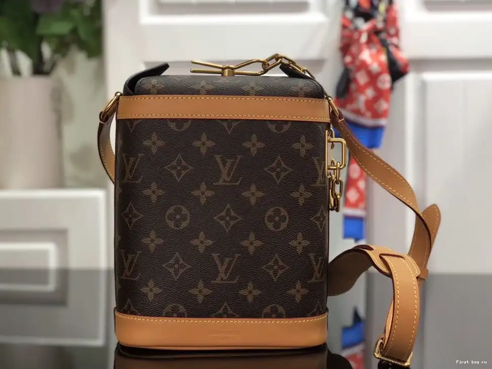 First bag ru LOUIS CHALK BAG VUITTON 0515